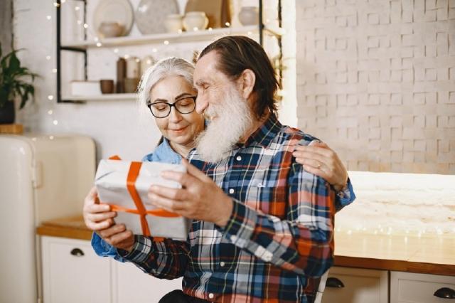 Buy Anniversary Gifts For Parents To Show Your Gratitude